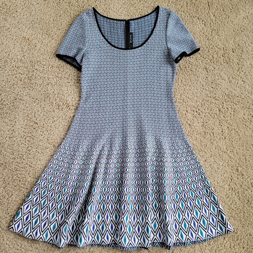 St. John Graduated Diamond Knit Dress - Size 12 - Wool Blend, Knit - EUC!